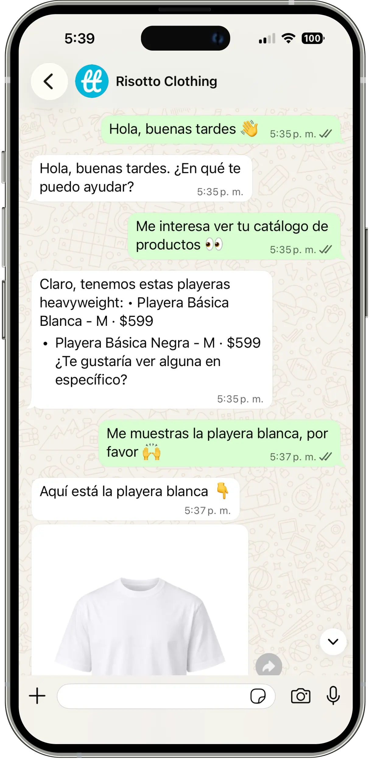 Chat de WhatsApp en el que el agente saluda, enumera el catálogo con precios y manda la foto de la playera que el cliente pidió ver