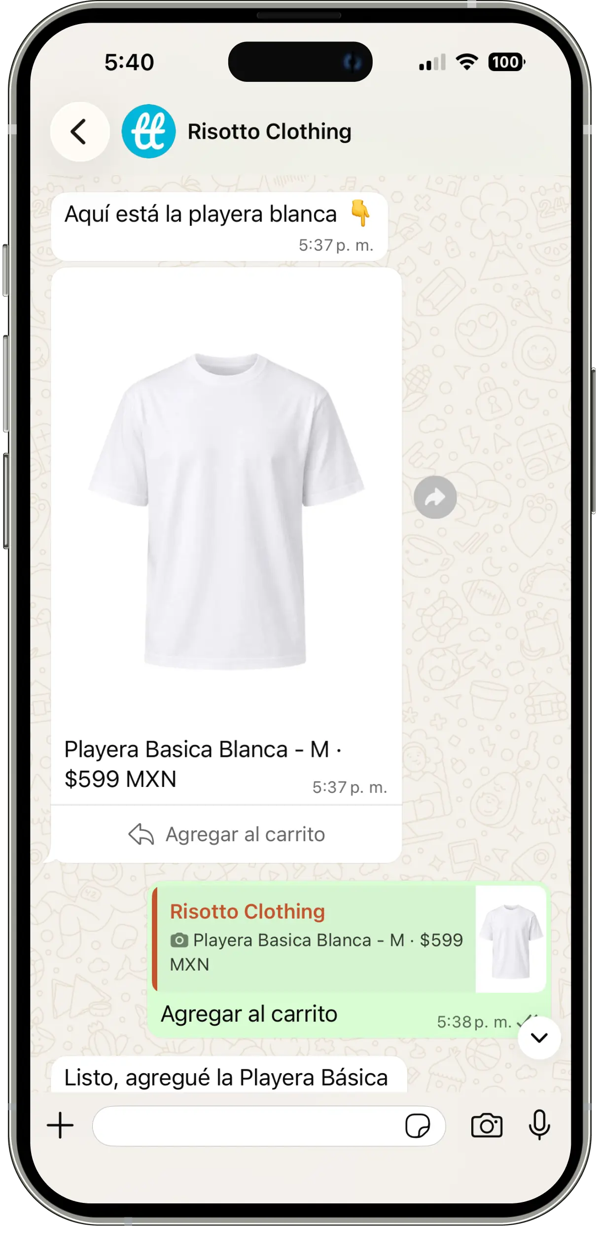 Ficha de producto dentro del chat: playera negra básica por $599 MXN con el botón de agregar al carrito, y el agente confirmando que ya quedó agregada